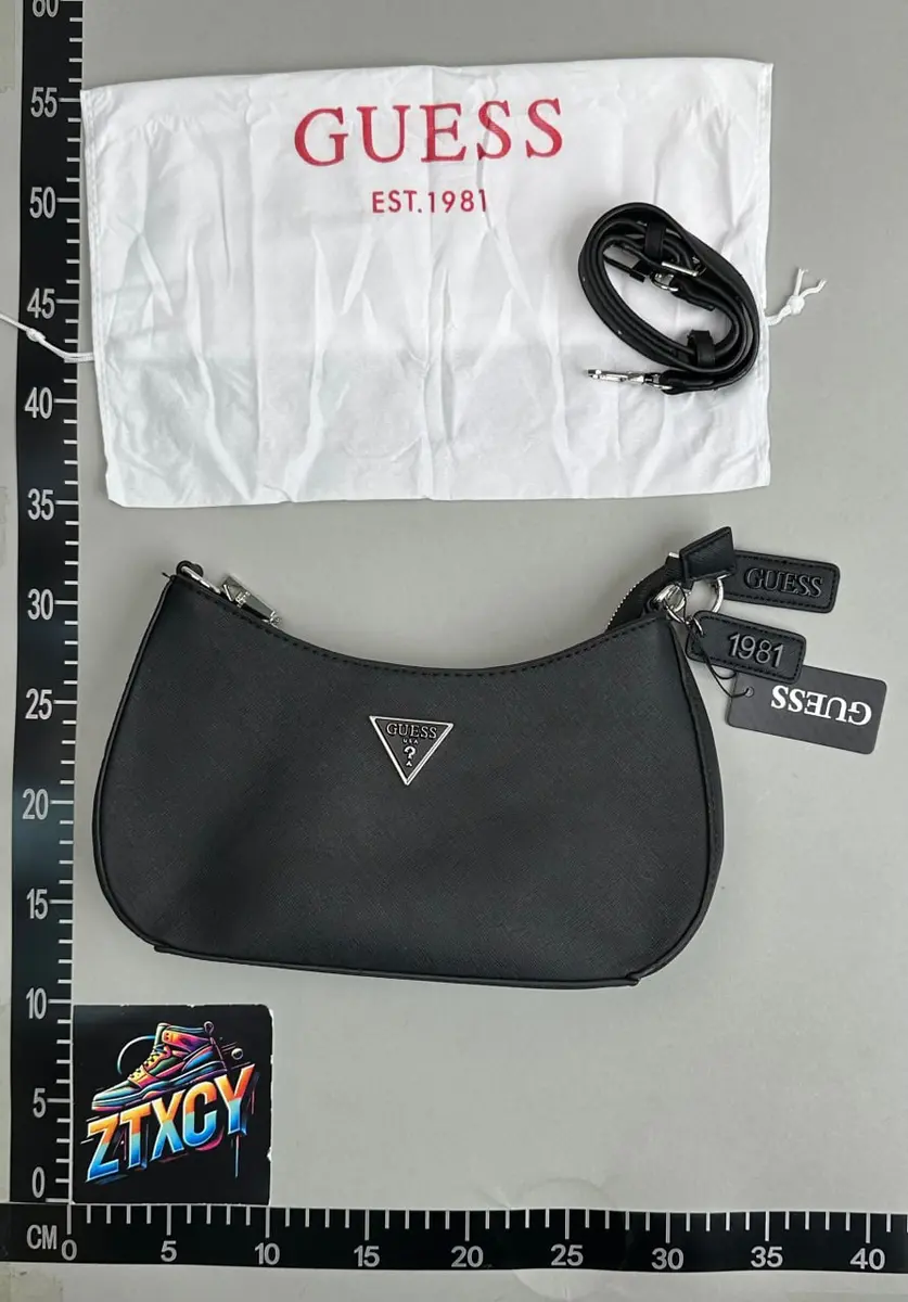 Guess flat lay
