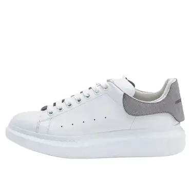 Illustrative side view. On the actual warehouse photos, compare both lateral views, toe shape, heel alignment and sole condition.
