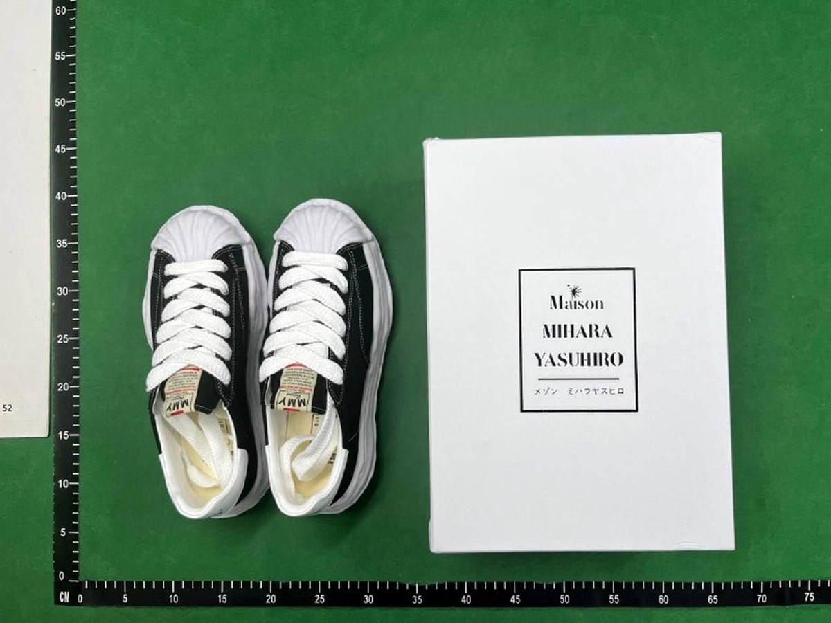 Maison Margiela GAT Kakobuy QC photo with shoes and box on mat