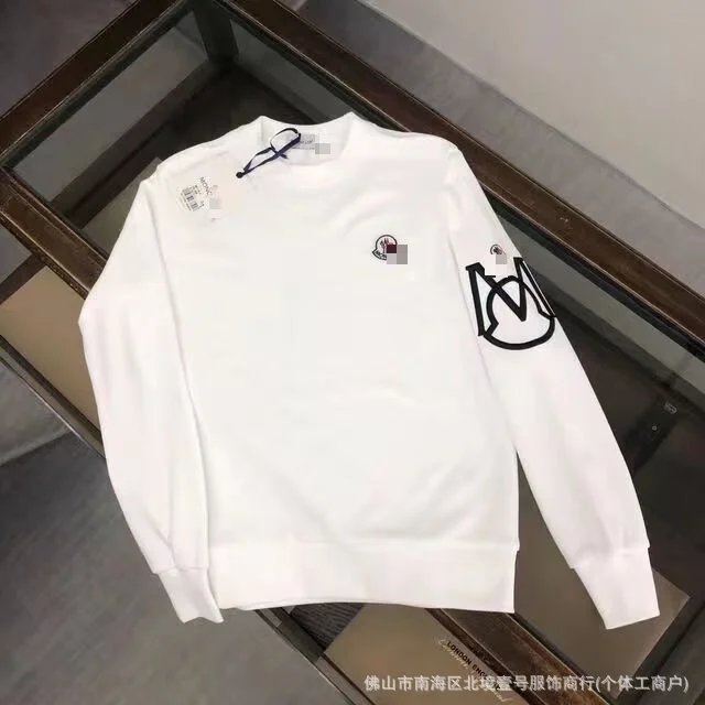 加绒白色袖M帽印花