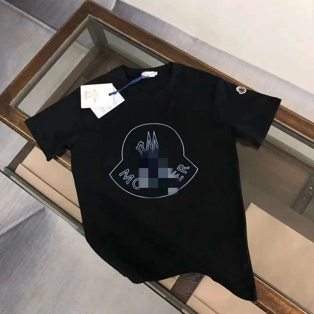黑色，