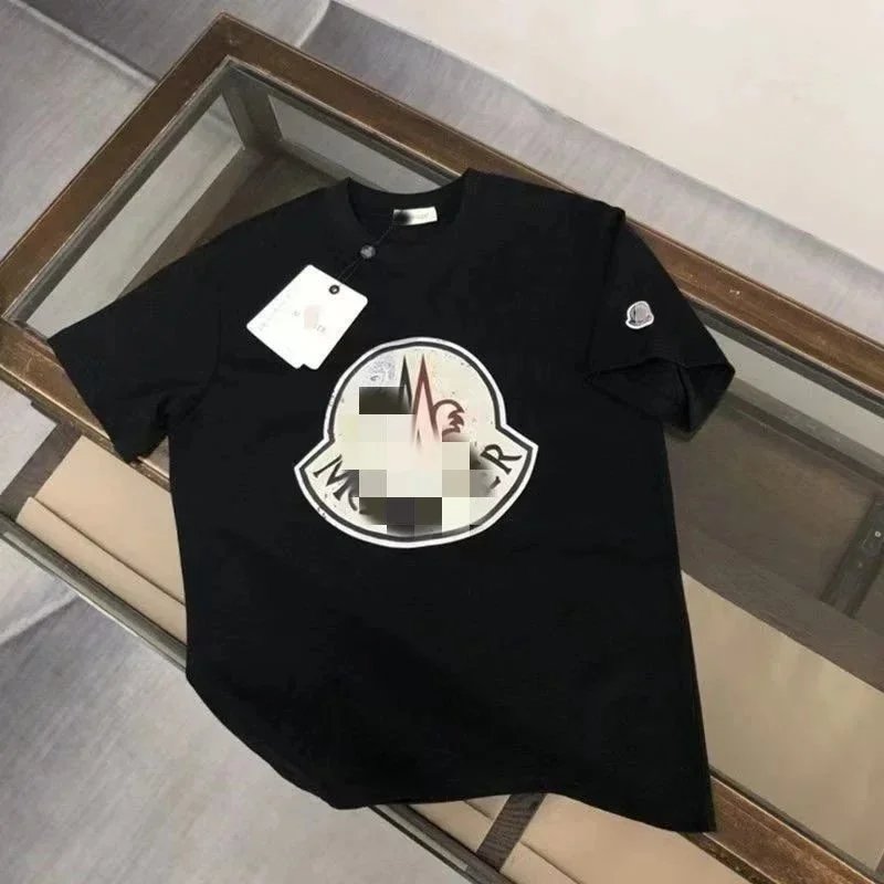 黑色.