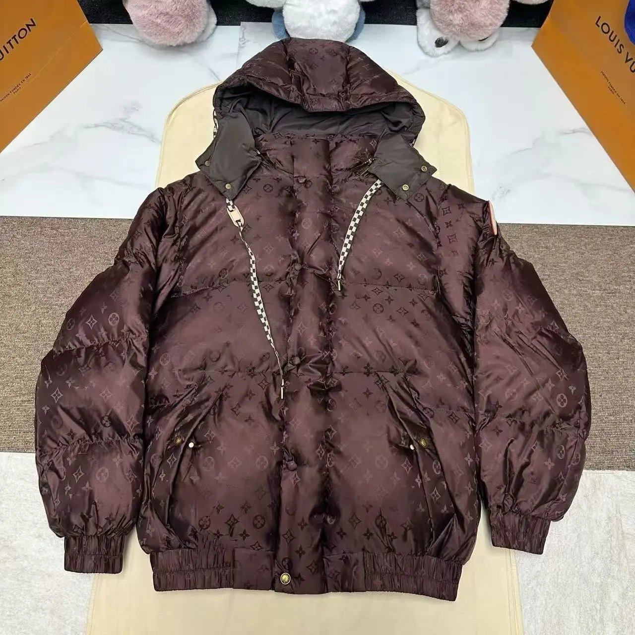 红色羽绒服