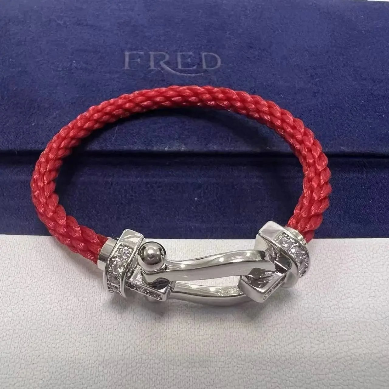 TOP Quality 红尼龙绳半钻银马蹄扣