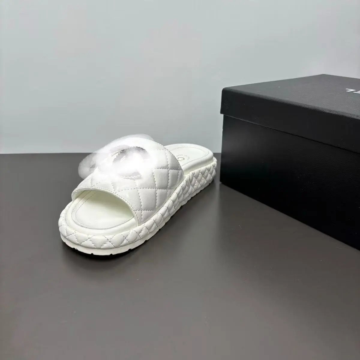 白色拖鞋