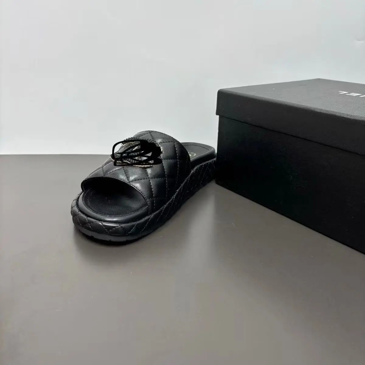 黑色拖鞋
