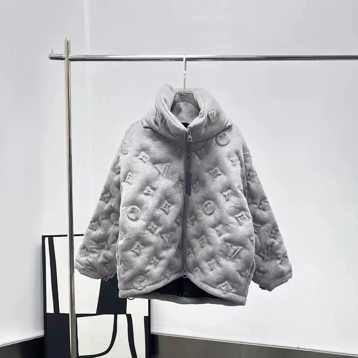 路易威登羽绒服银灰