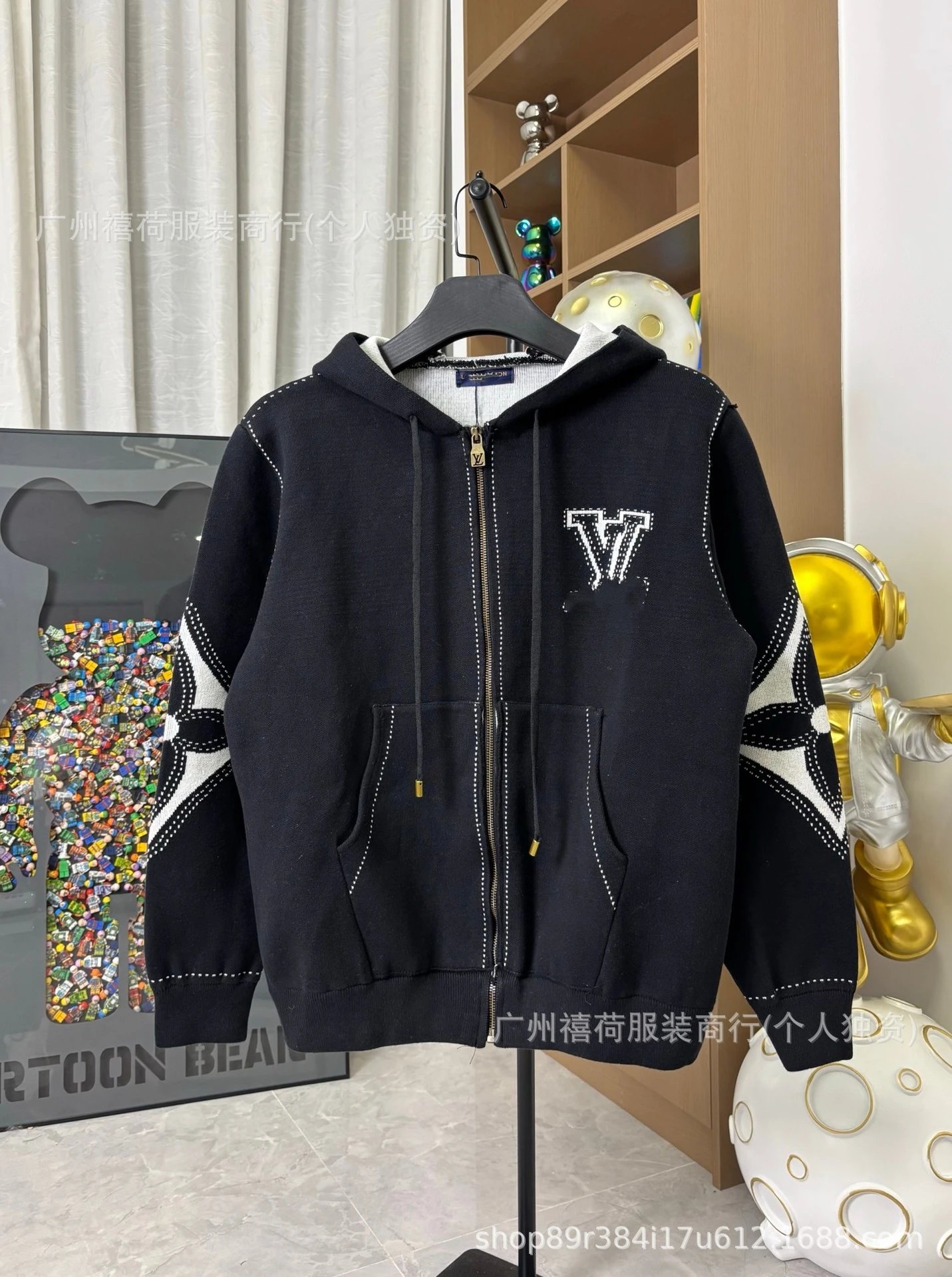 黑色夹克连帽