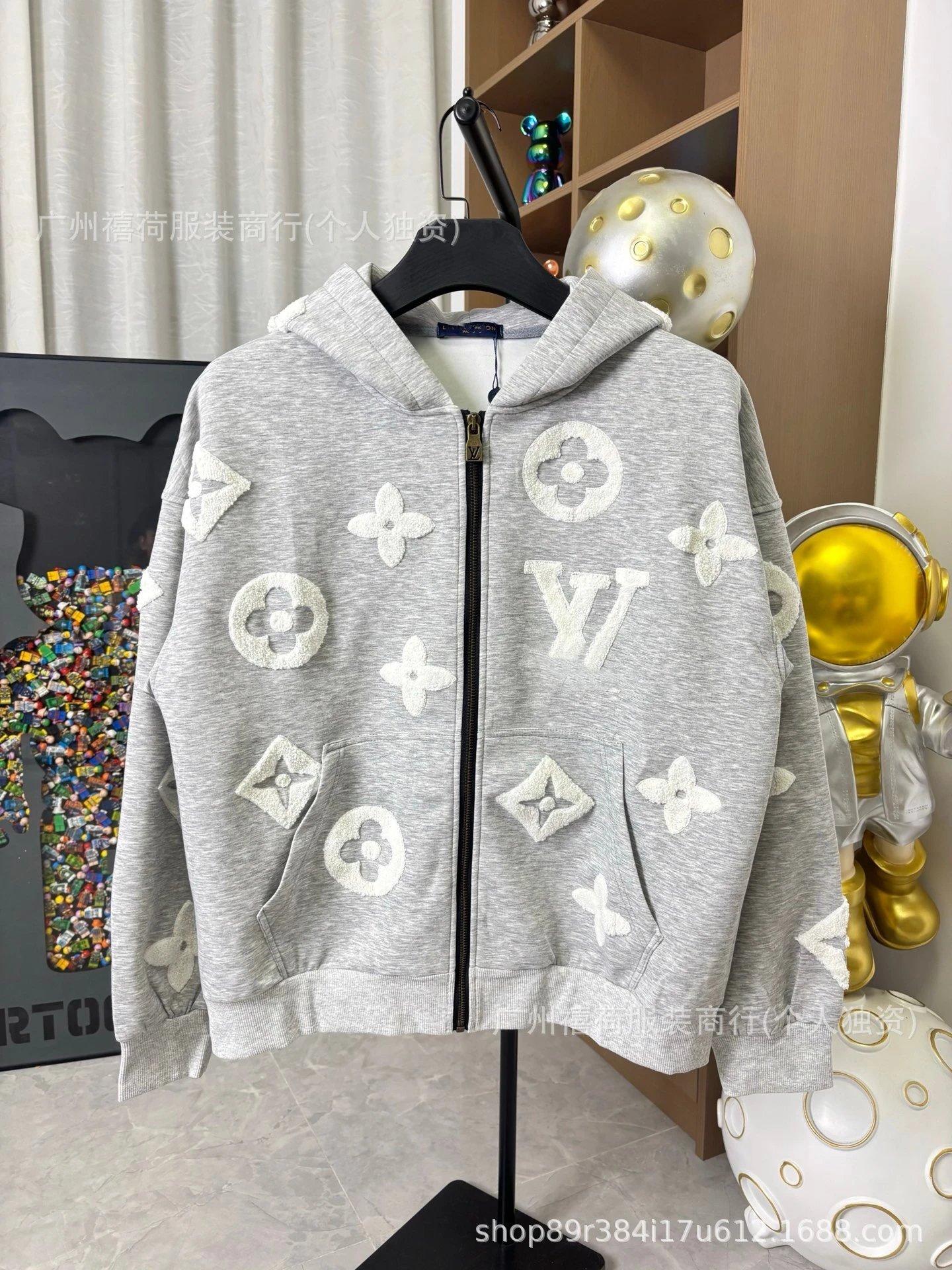 灰色连帽衫