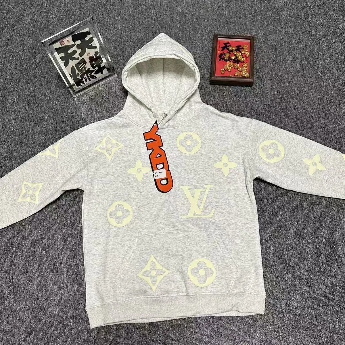 白色连帽衫