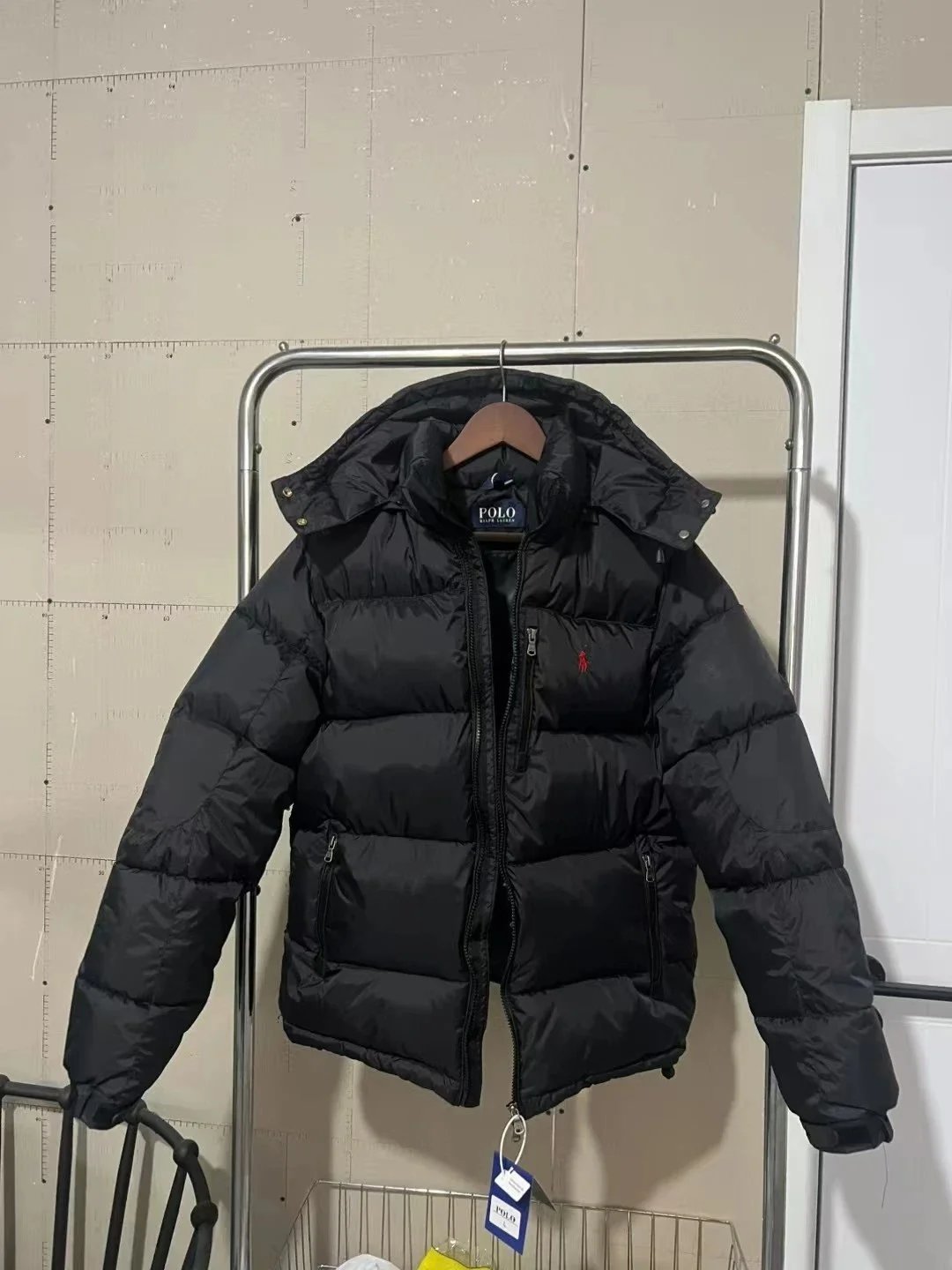 高质量羽绒服黑色红标