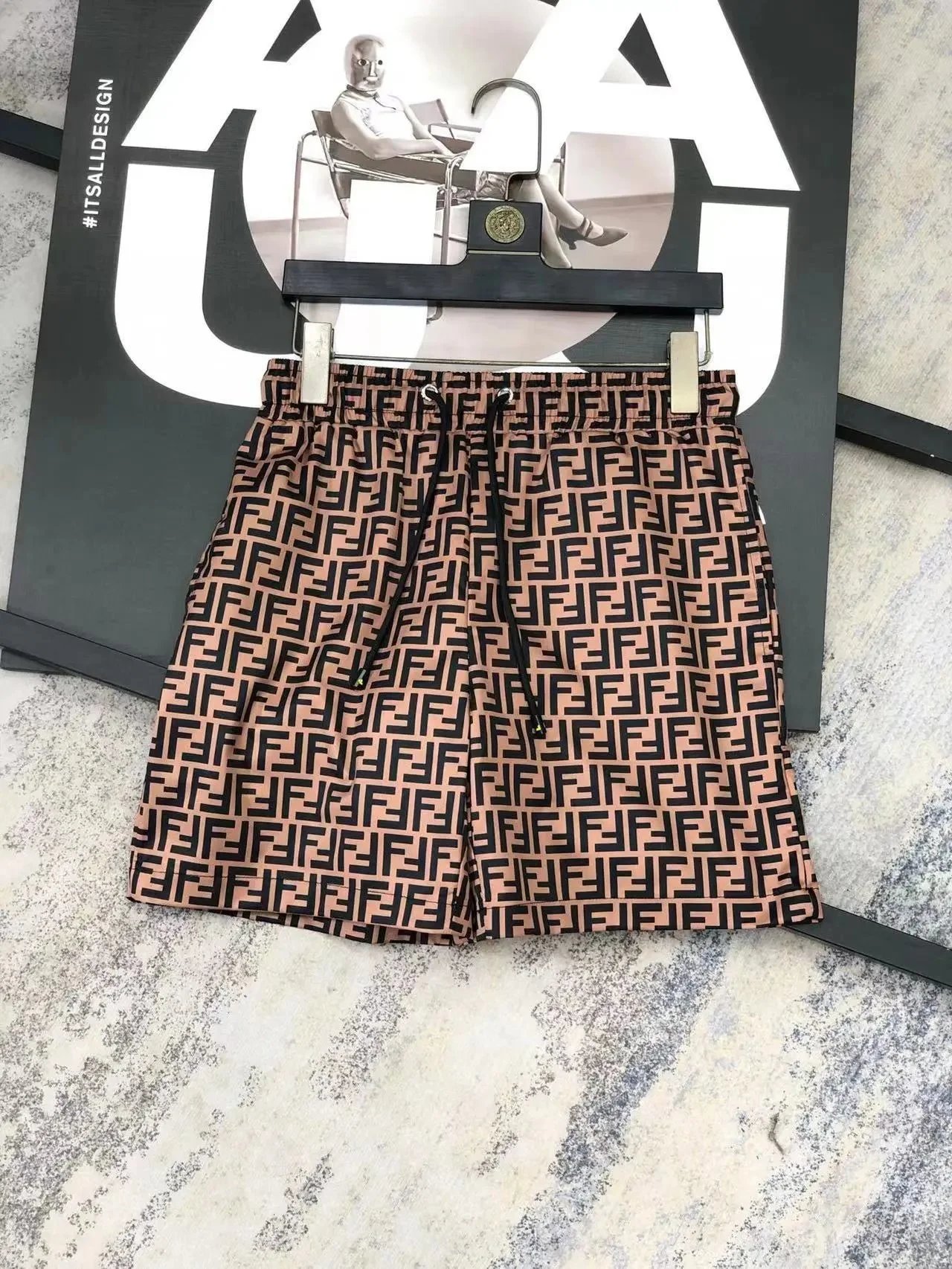 褐色