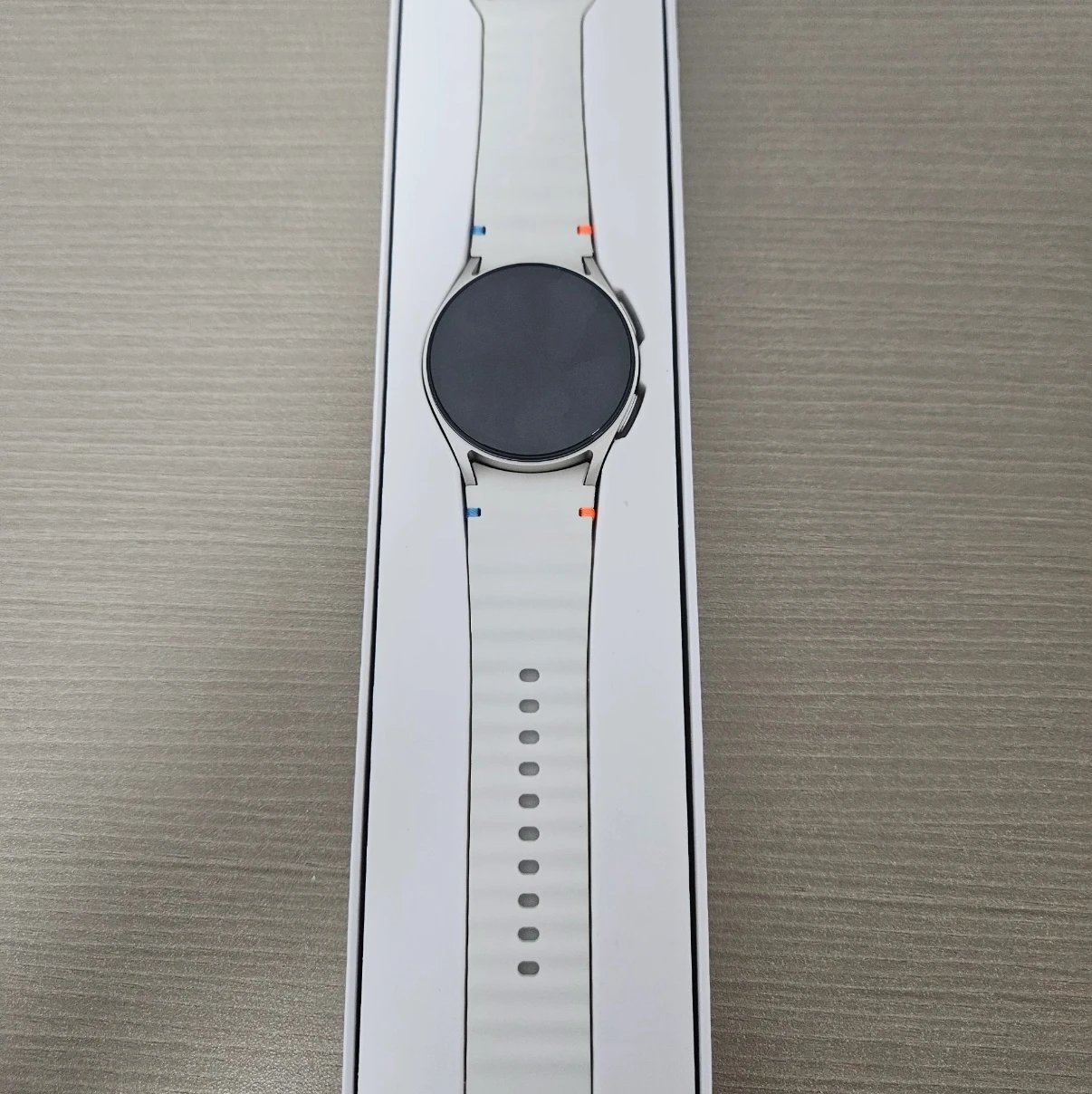 white(samsung watch 7)