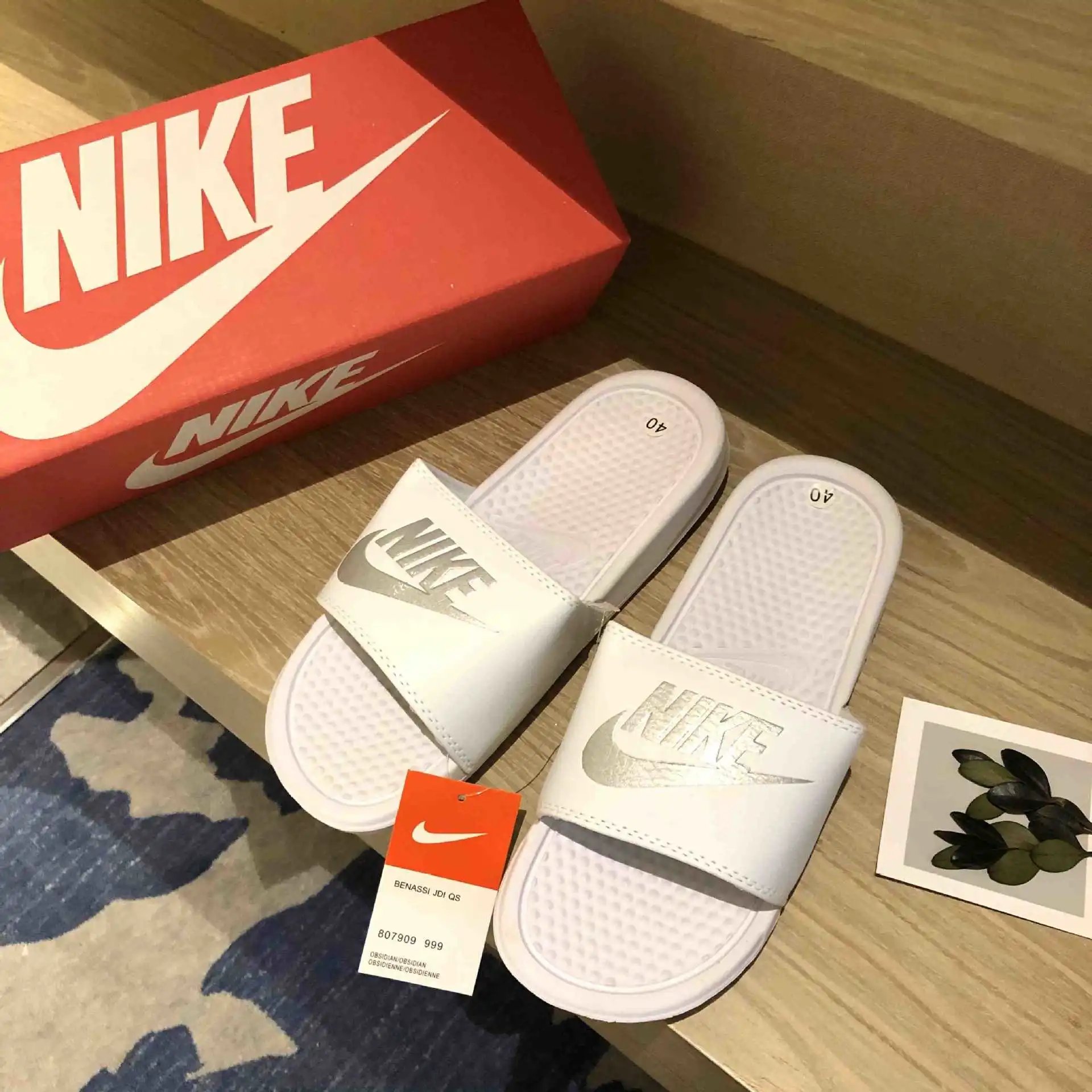 颗粒底经典全白银色字母