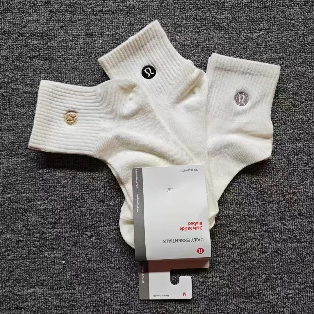 White one-card three-double mid-calf