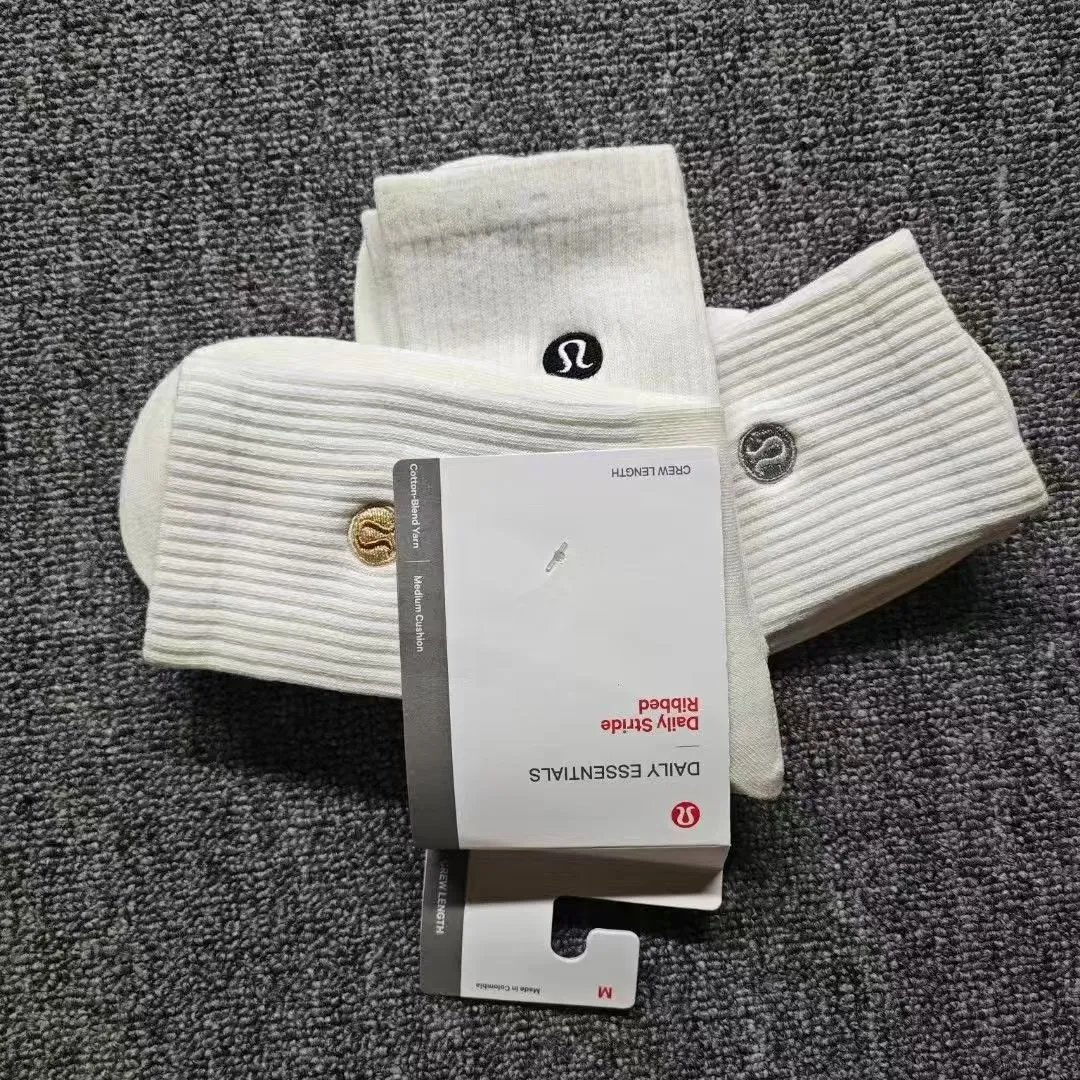 White one card, three pairs, high-top