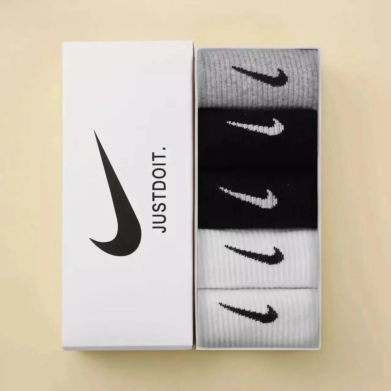 1 gray 2 black 2 white