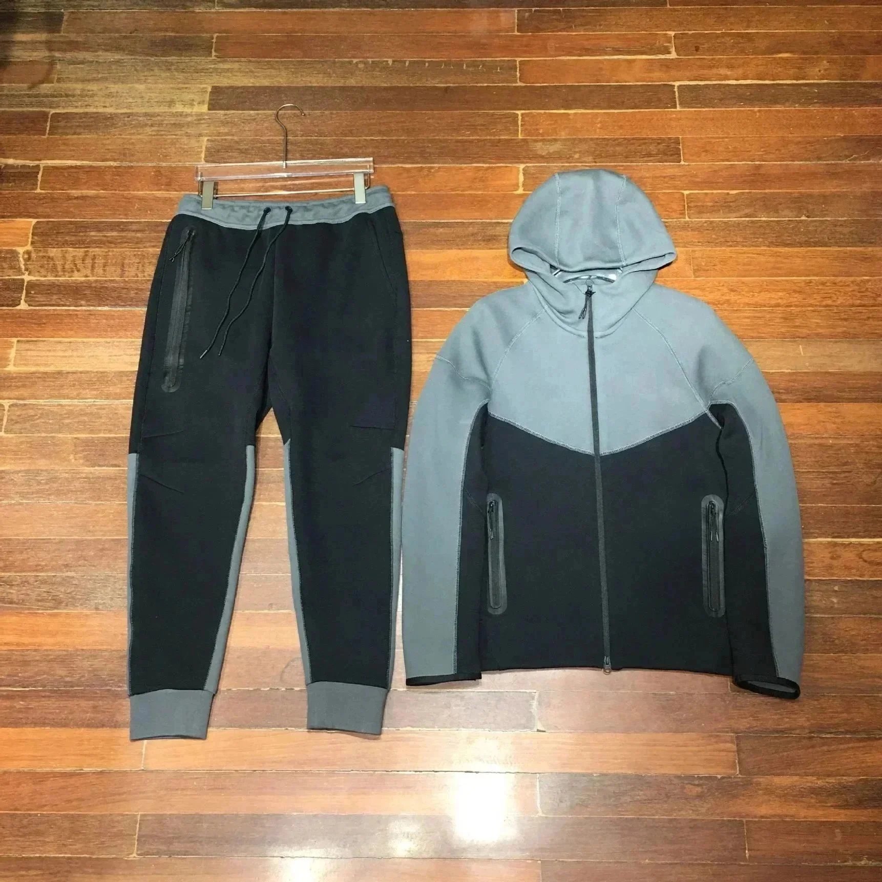 Green and black two-piece set with bilateral zippers