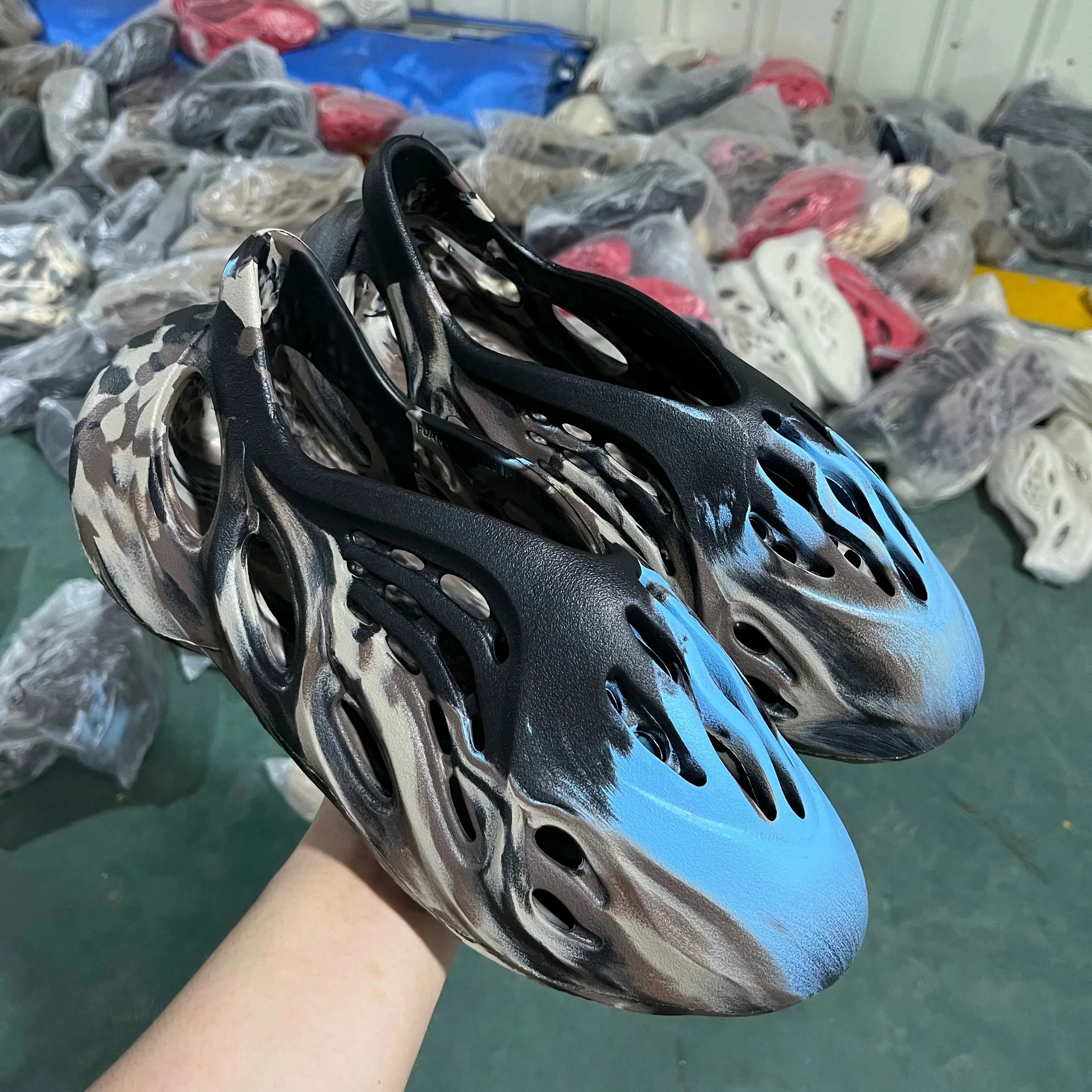 Hole shoes black colorful ID4126