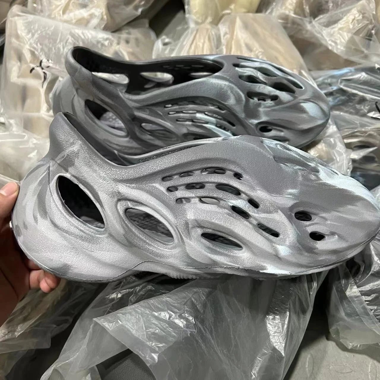 LW hole shoes gray black camouflage 4931