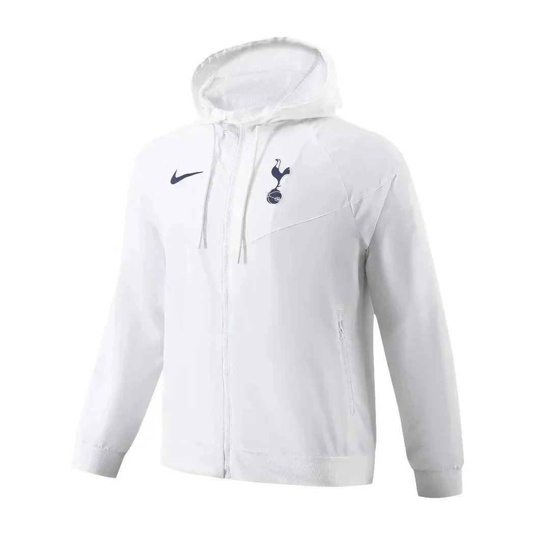 Tottenham’s all-white主场 windbreaker
