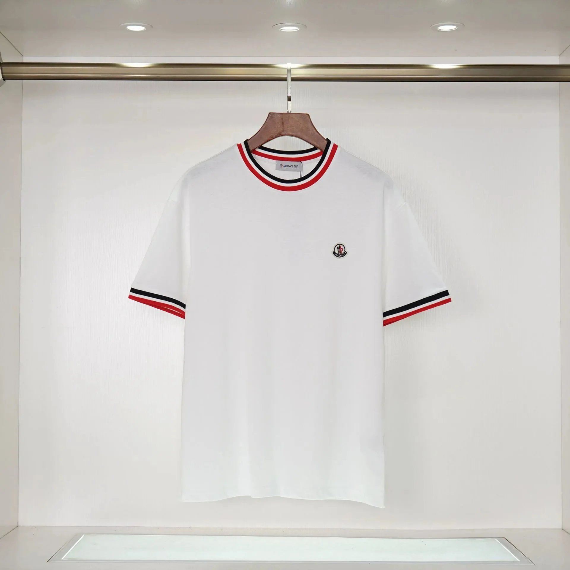 R 211 white