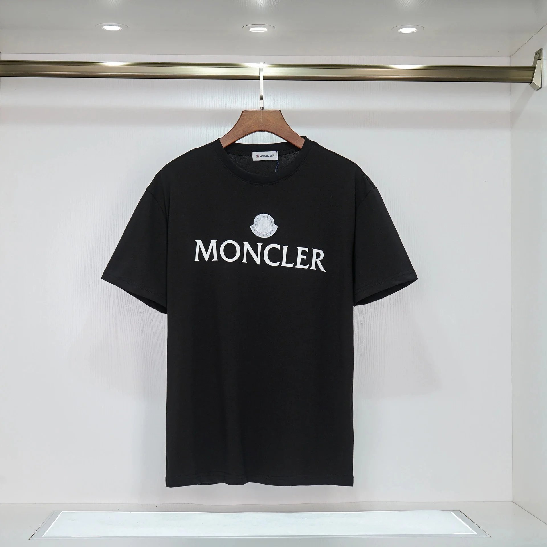 R 137 black
