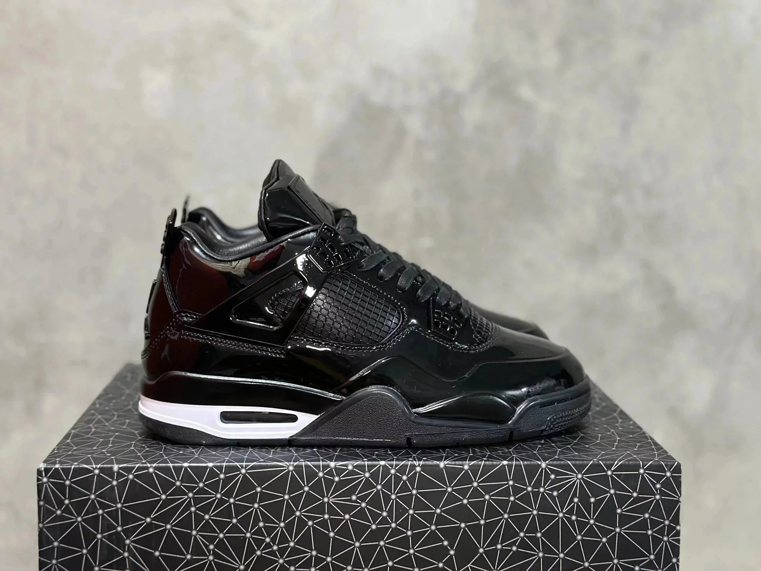 A40-AJ4 authentic quality – KAWS black