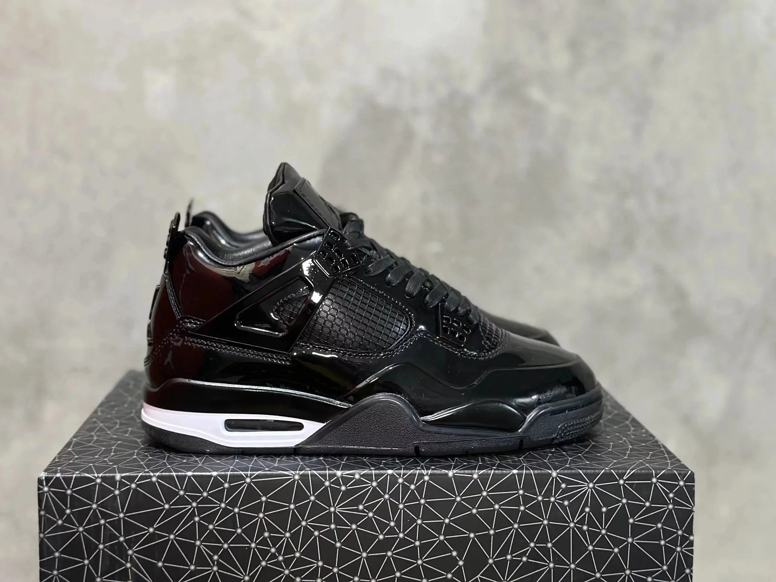 A40-AJ4 authentic quality – KAWS black