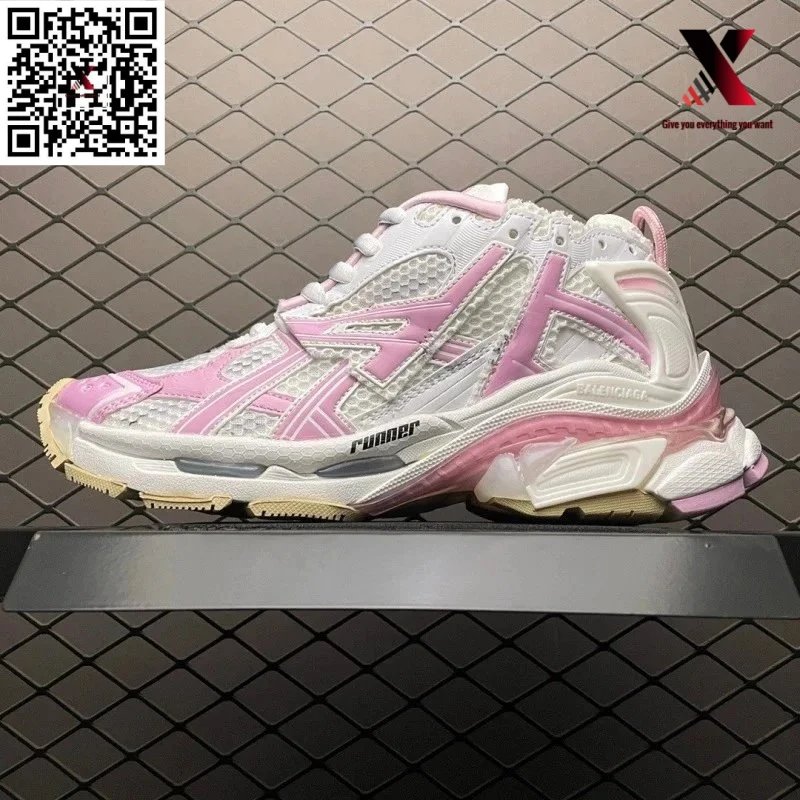 Runner dad shoes in soft pink