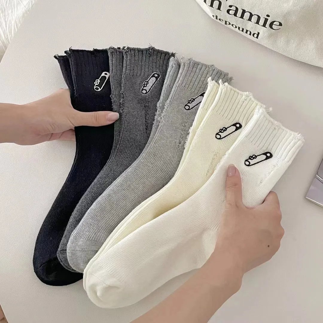 19 Dark grey + beige + black