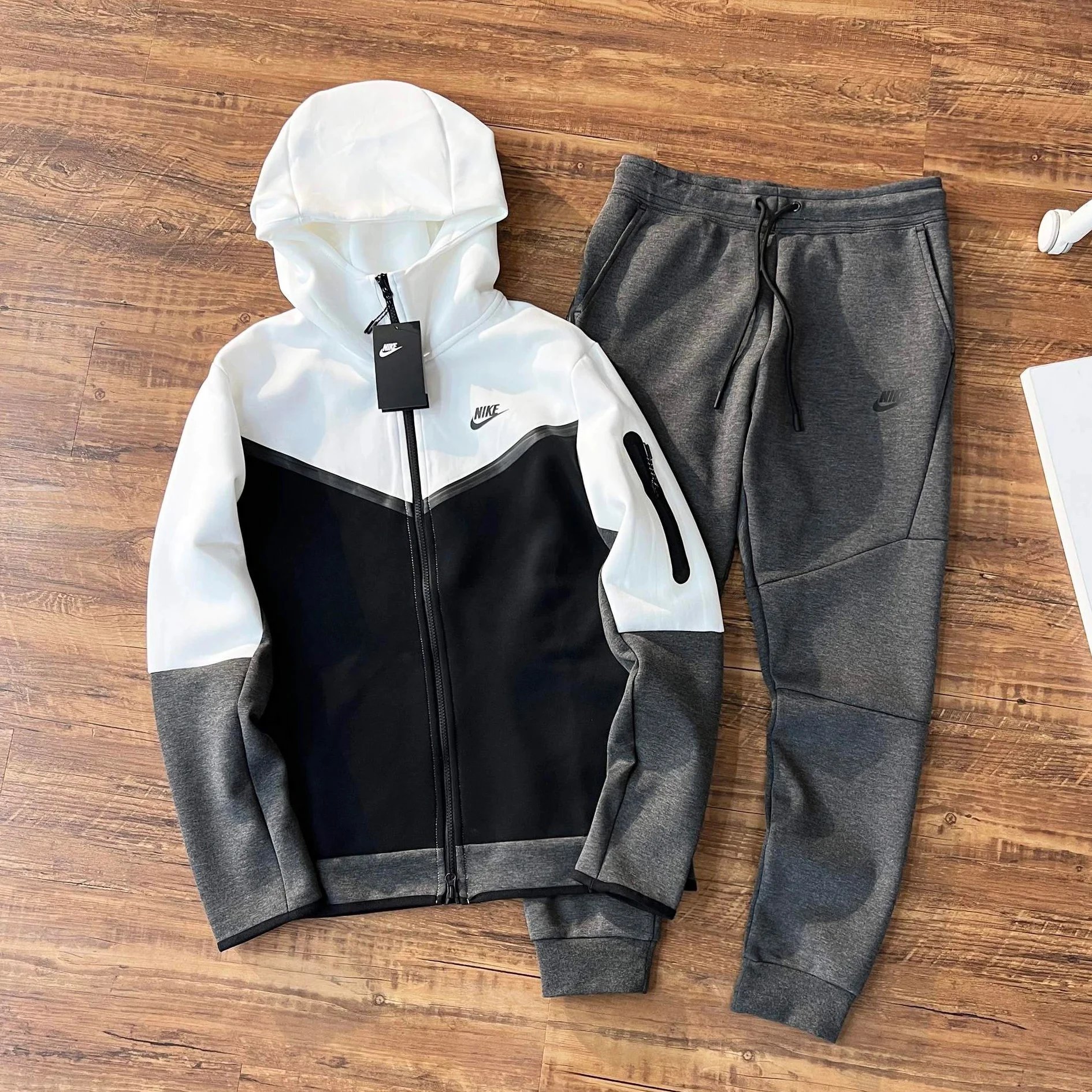 Set: Black and white splicing