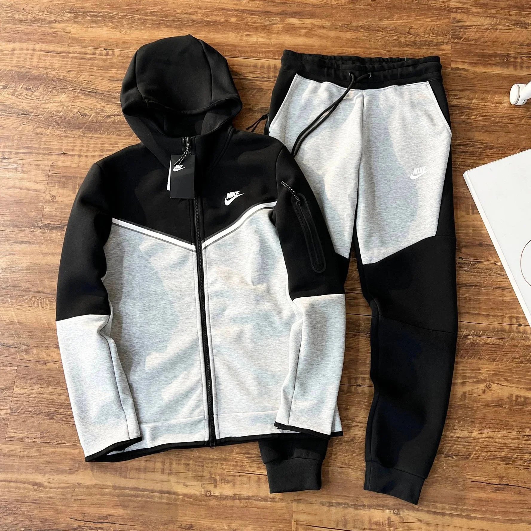 Set: Black with dark gray