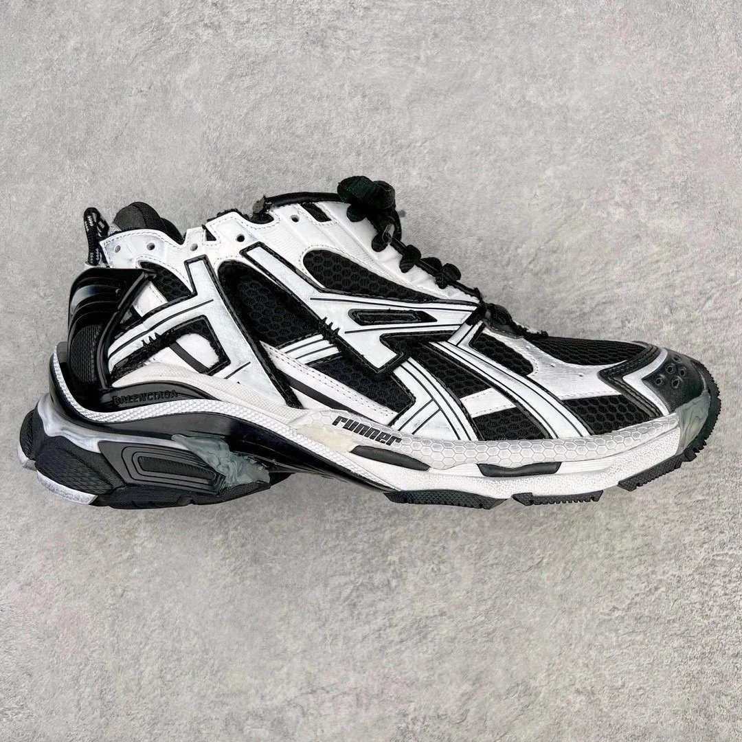 runner7.0 black and white
