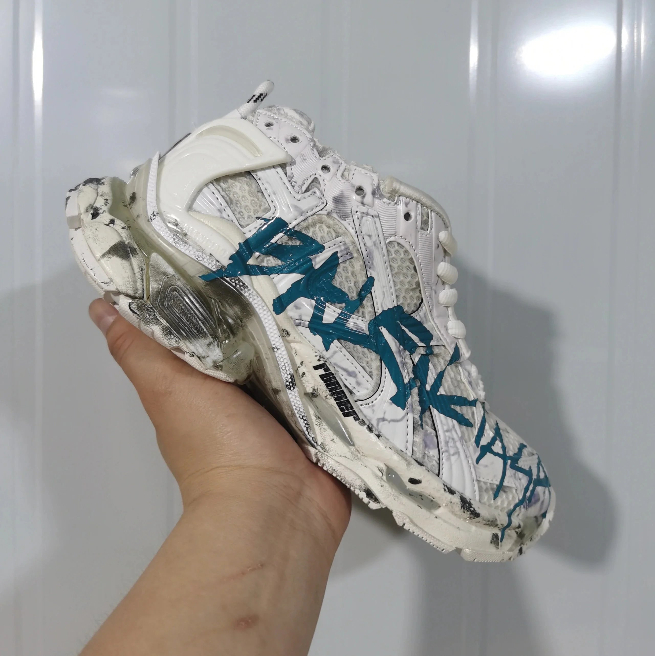 runner7.0 blue graffiti
