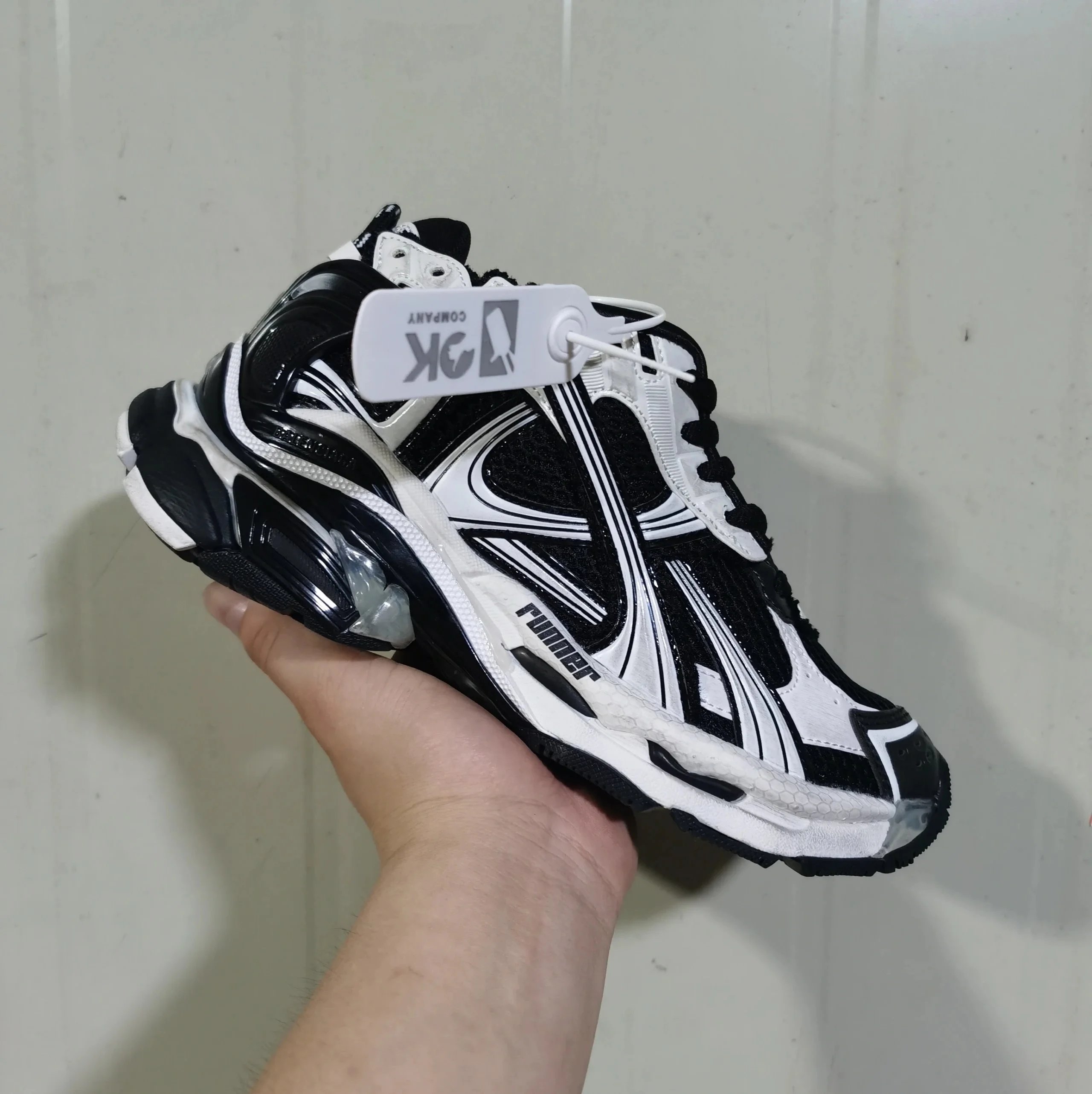 runner7.5 black and white