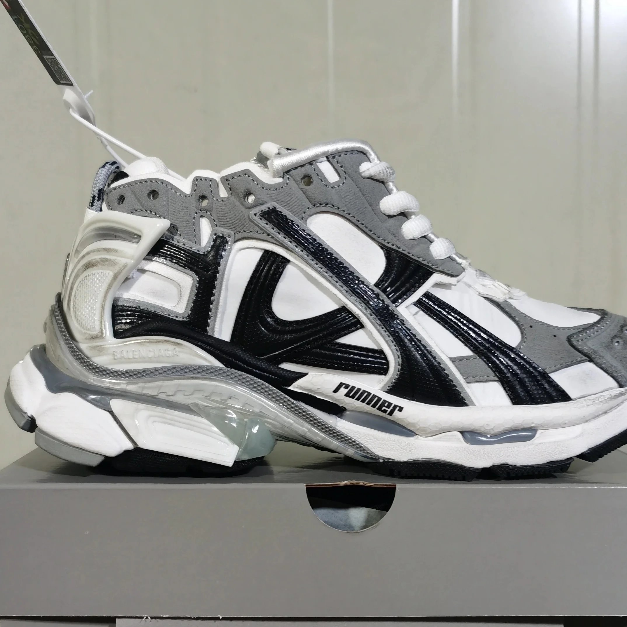 runner7.5 white and black