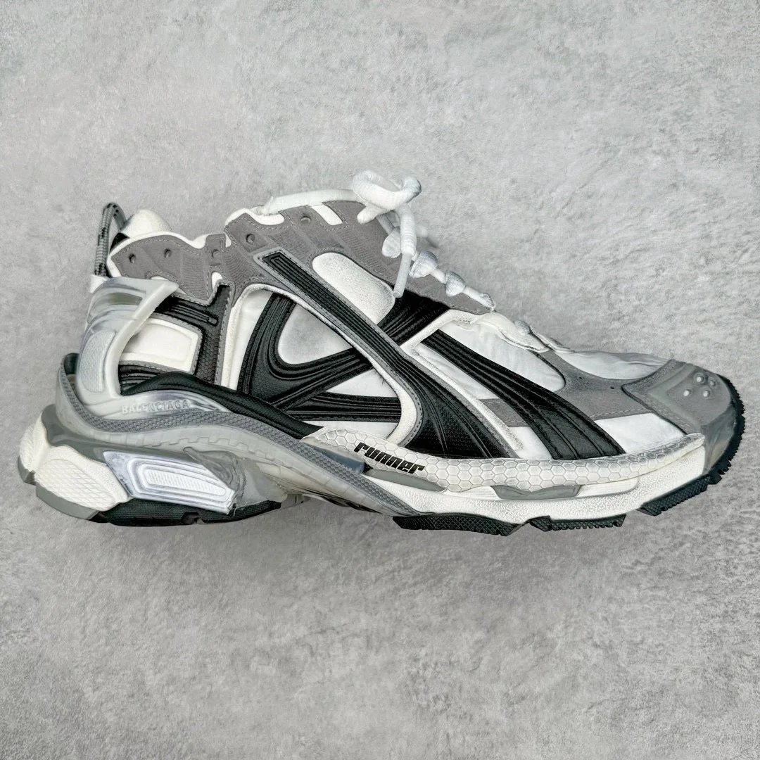 RUNNER7.0 white and black