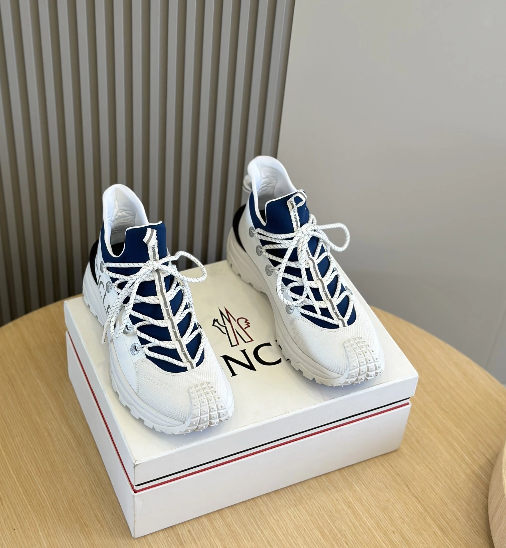 26 white 005