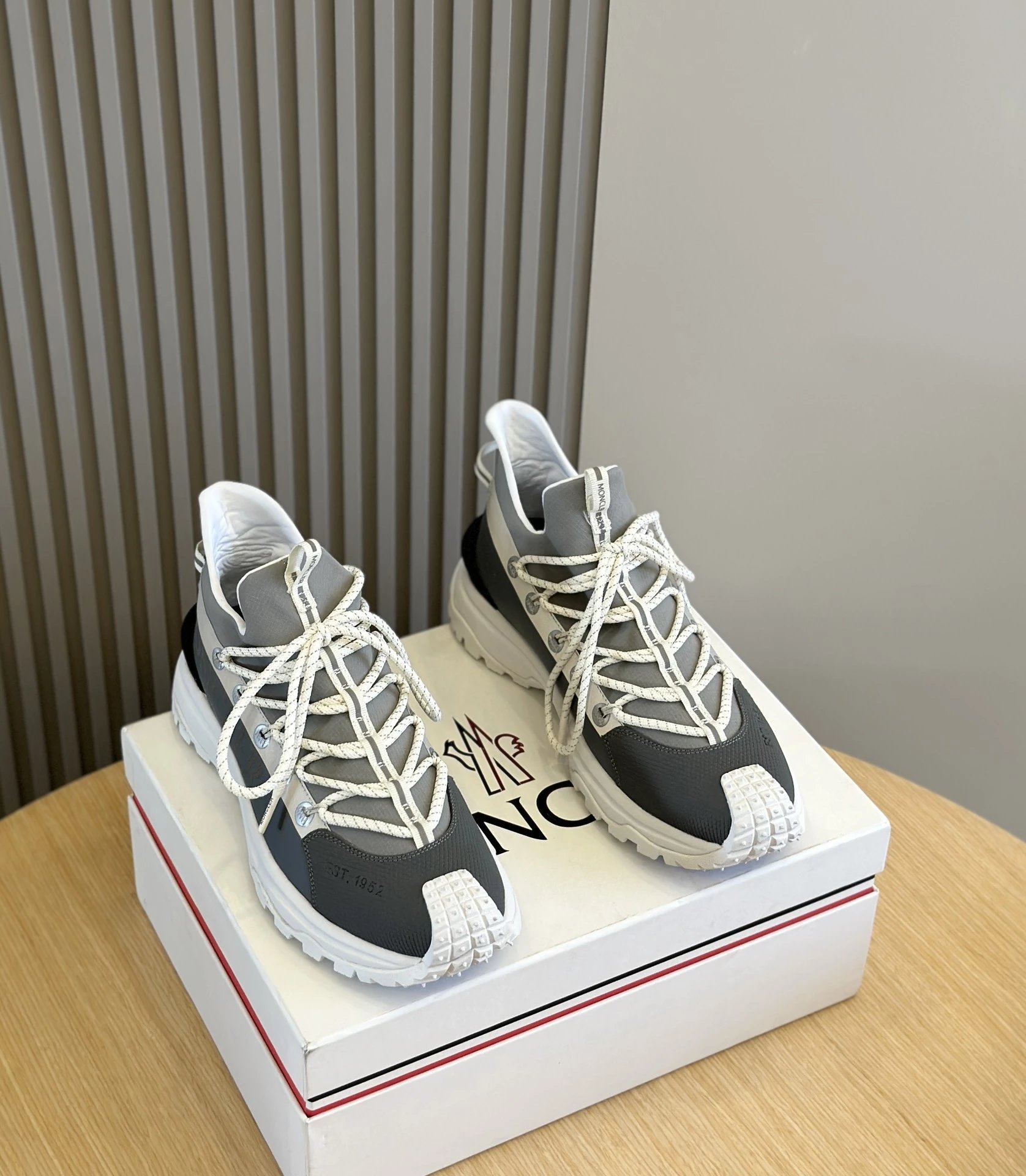 29 white and black 005