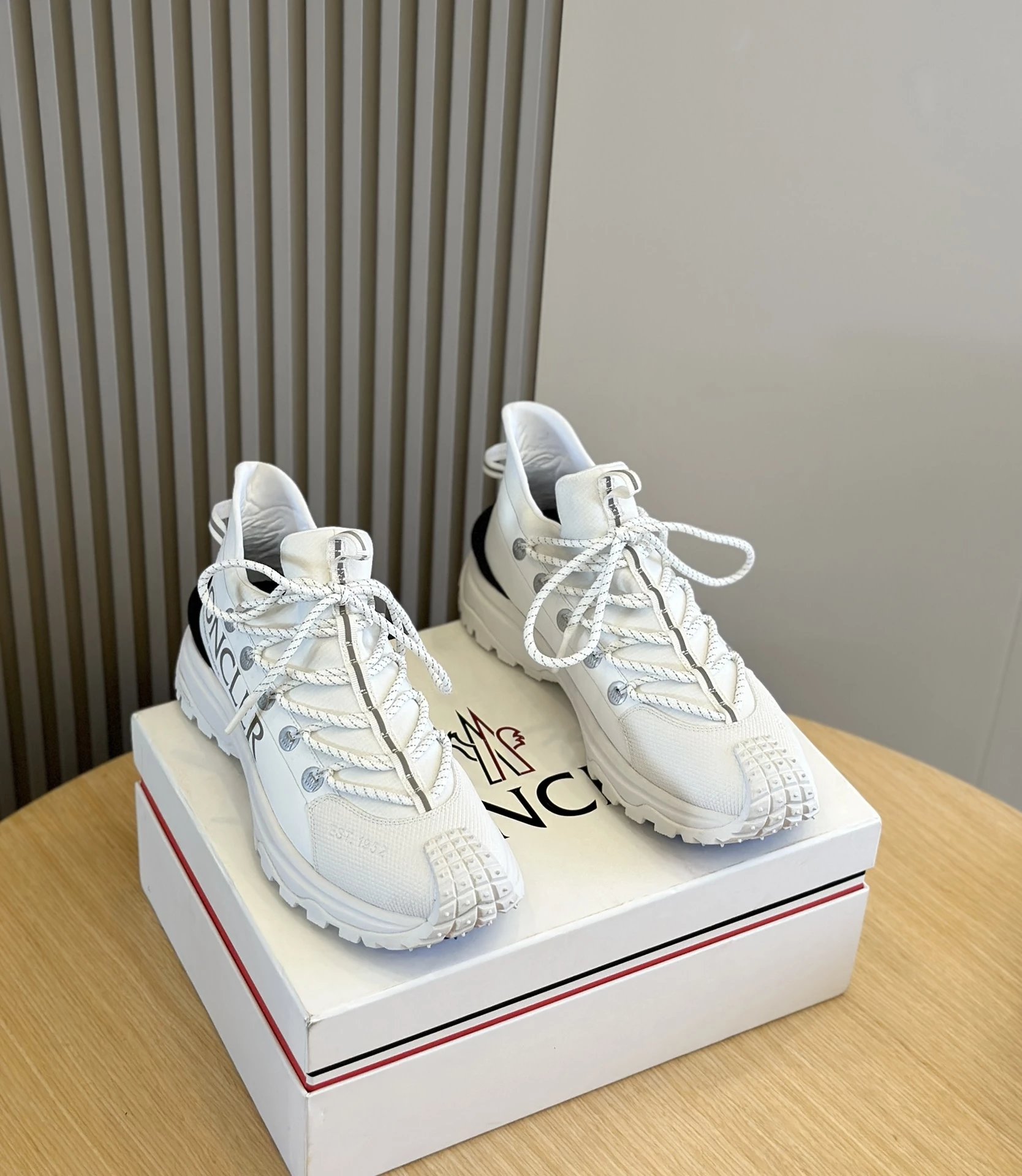 32 white 005