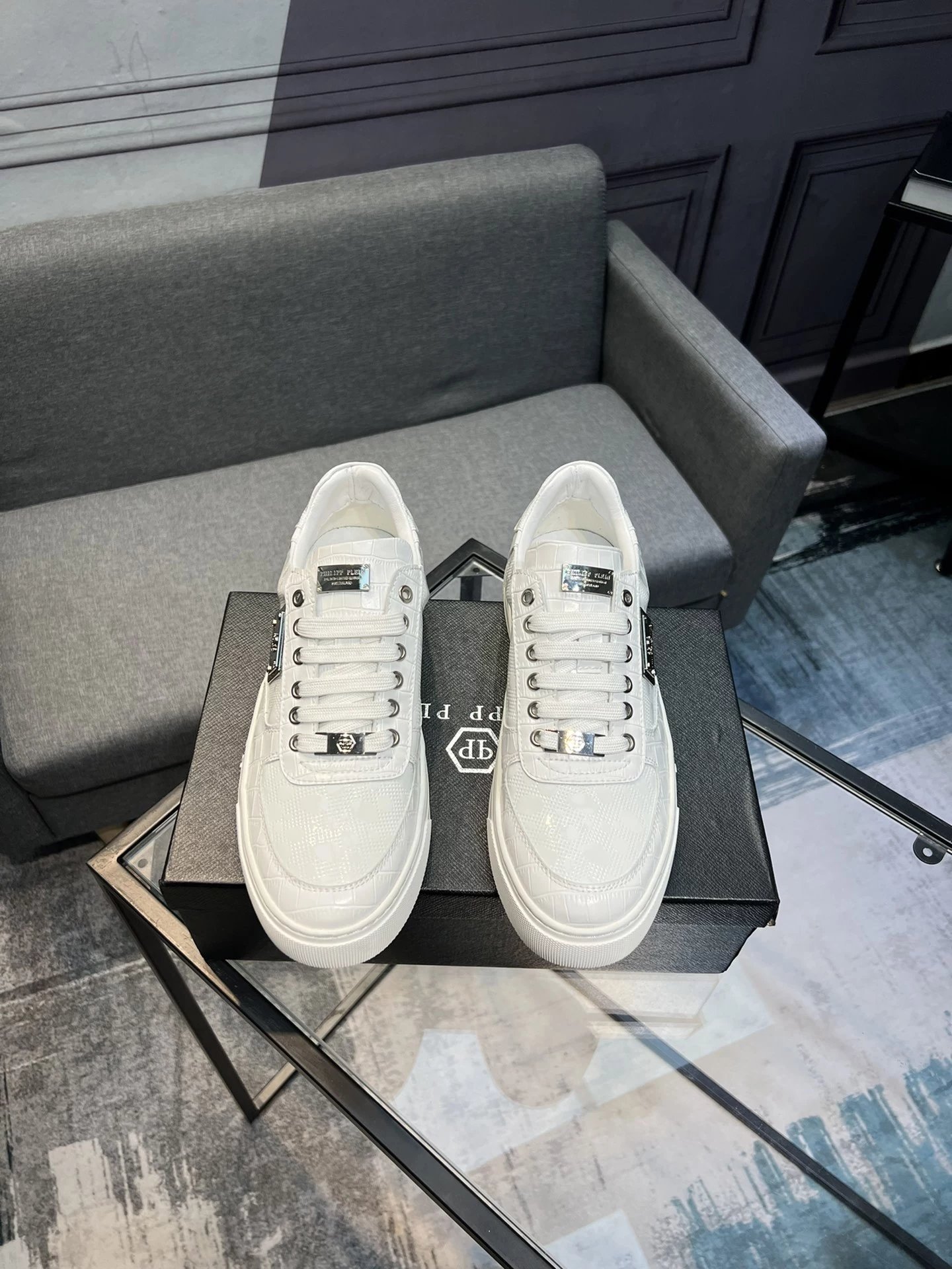36 white 005