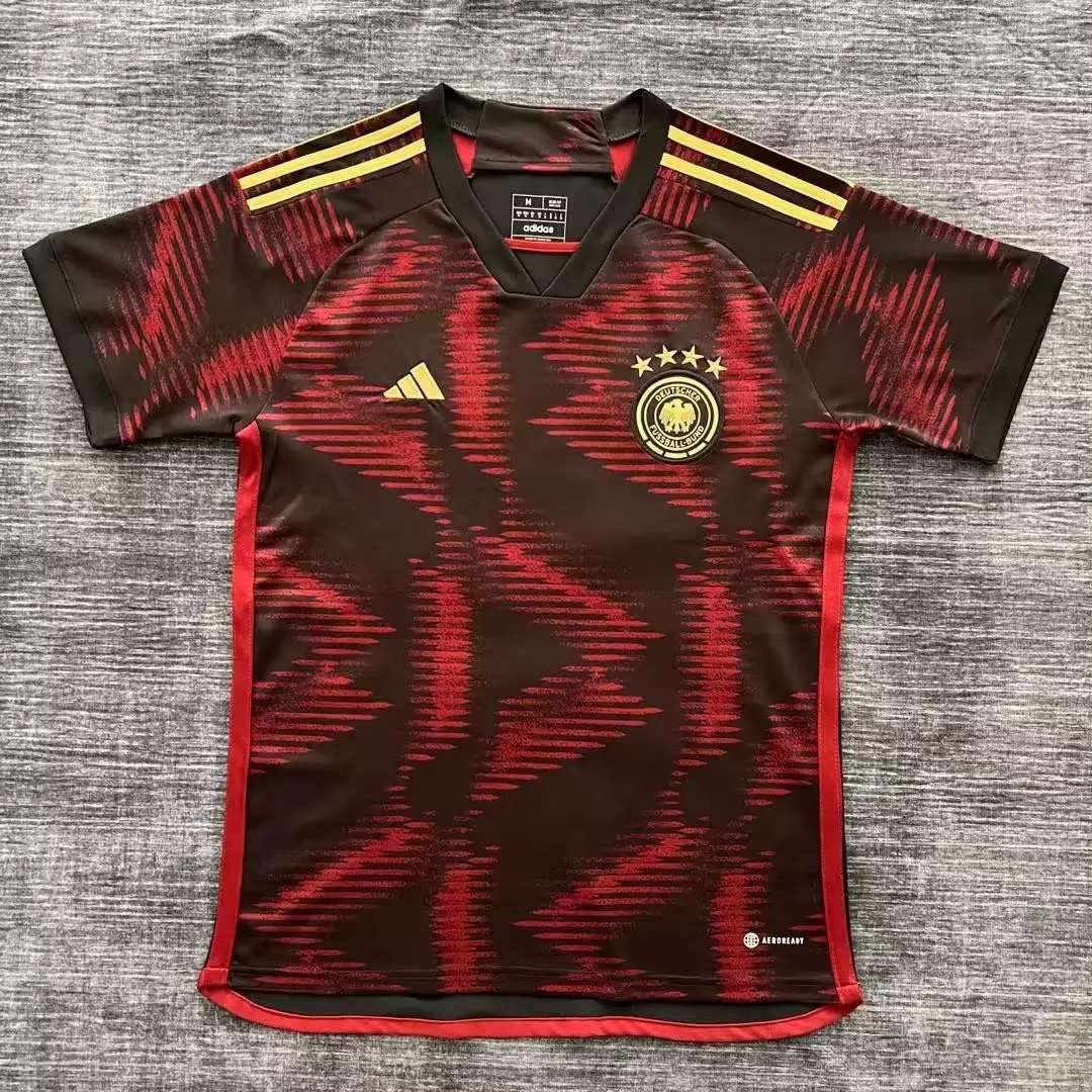 24 Red and black 006