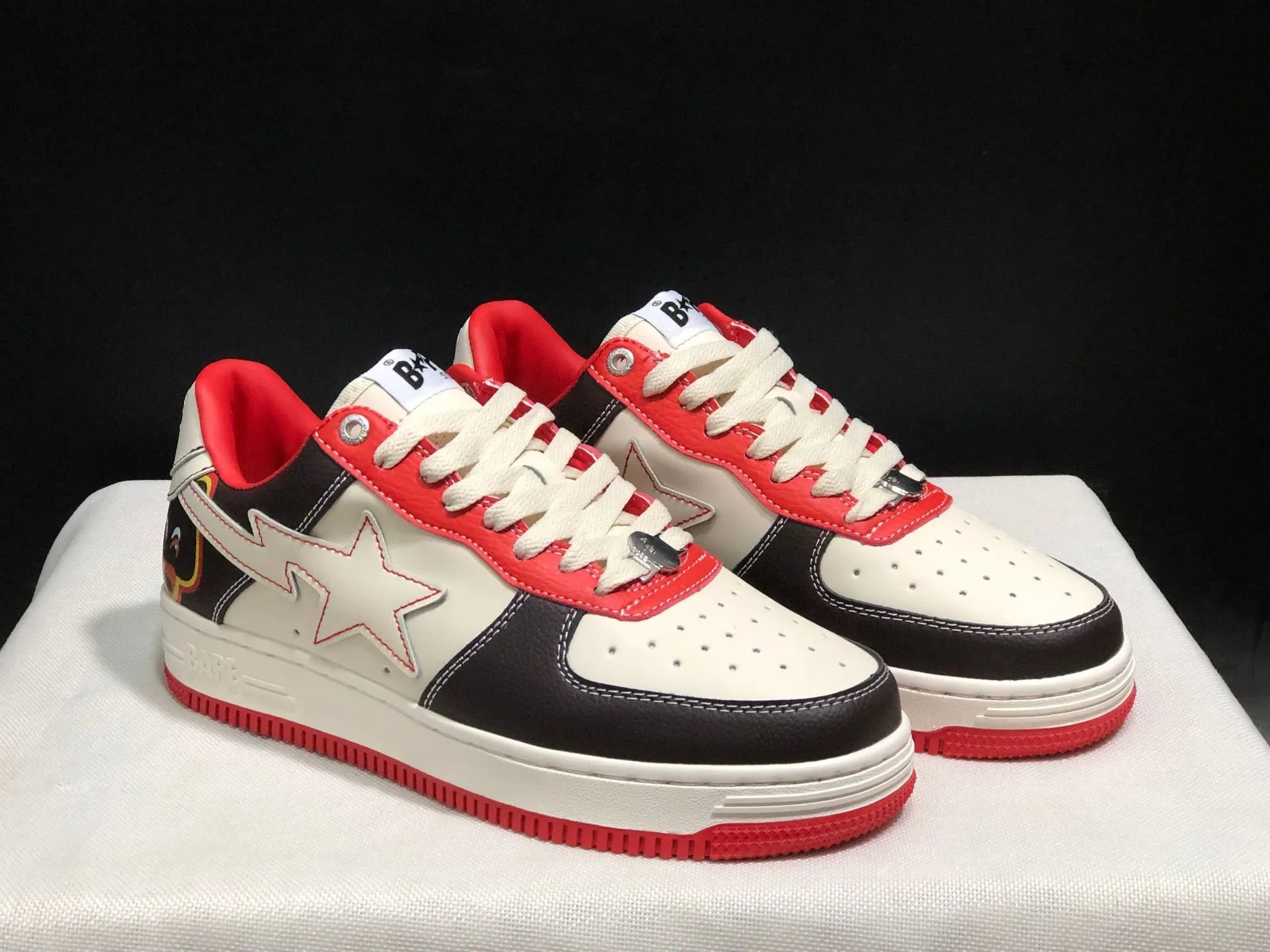 16 White Black Red