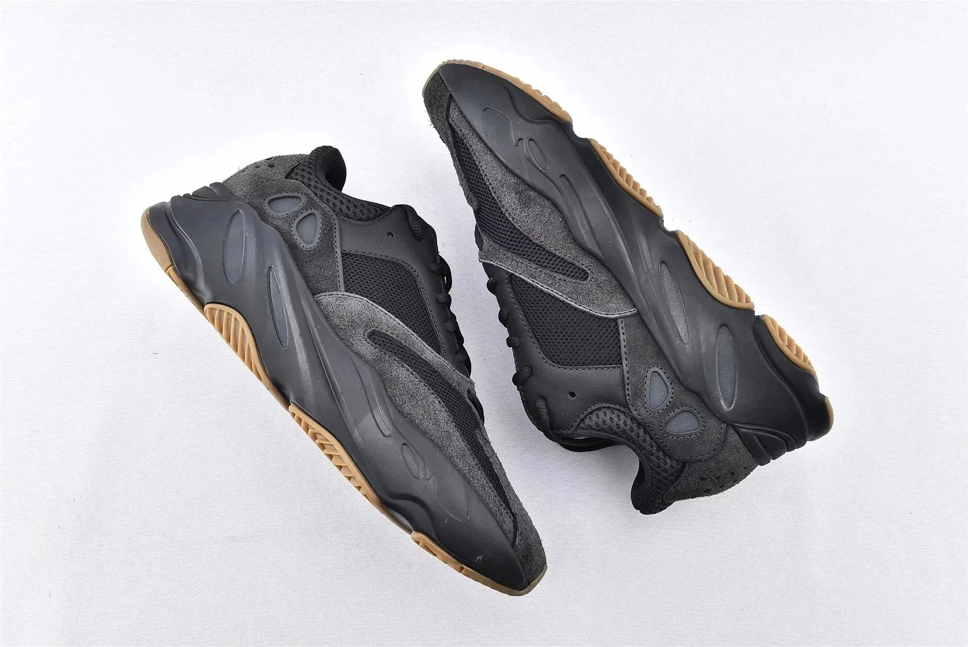 700 V 2 Black raw rubber