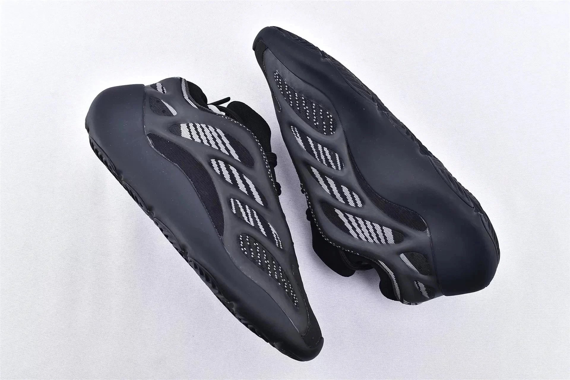 700 v 3 All black