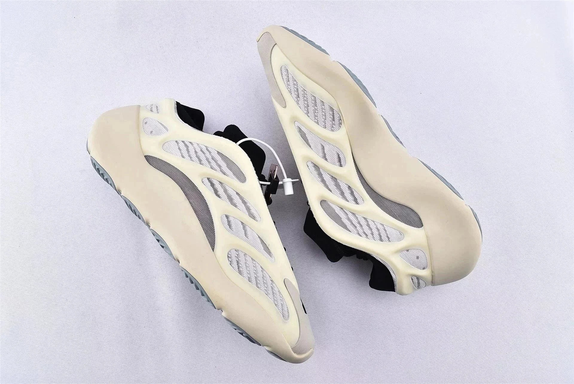 700 v 3 Milky white