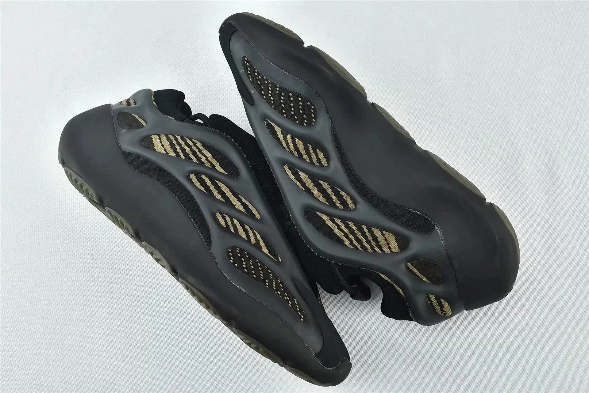 700 V 3 Black Gold
