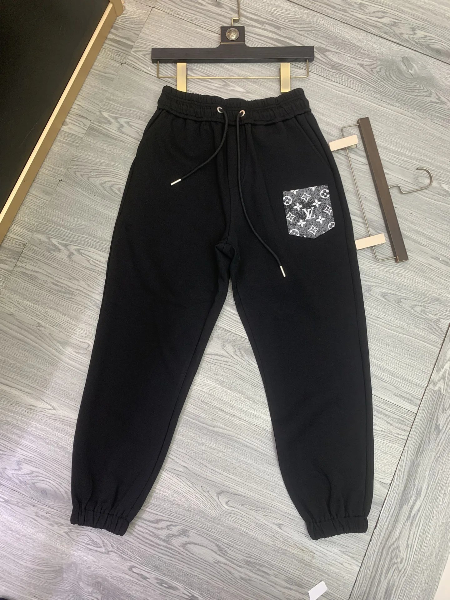 07 Black