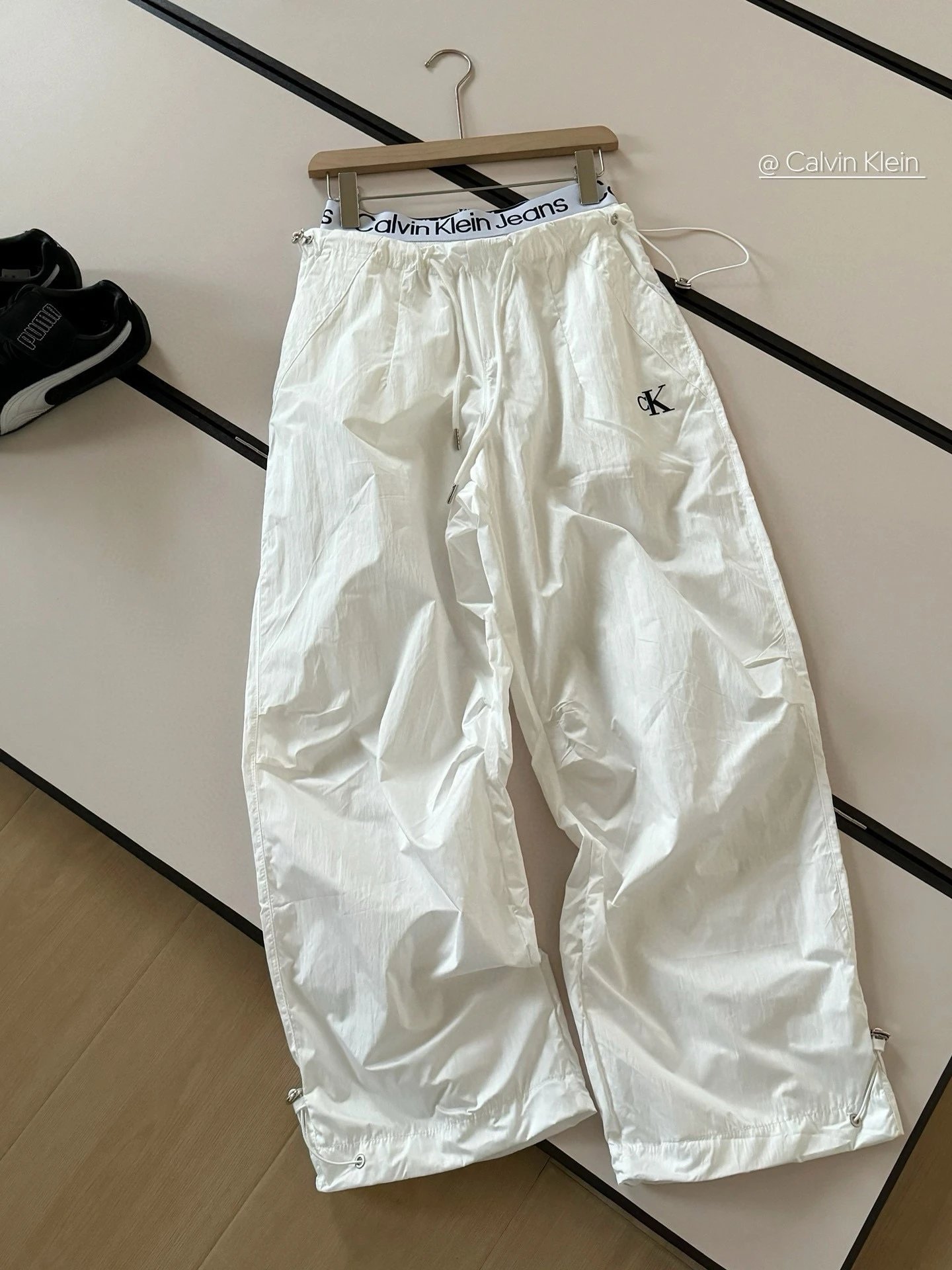 29 white